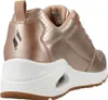 A close-up side view of a rose gold Skechers sneaker. Voir les images du produit