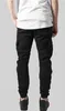 A person wearing black cargo jogging pants and a white t-shirt, shown from the back. Anteprima dell’immagine prodotto