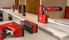Several clamps are shown on a workbench, with some attached to wooden pieces. Voir les images du produit