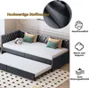 A daybed with a pull-out trundle bed, shown with decorative pillows and a stuffed animal. Text overlays highlight fabric quality and comfort features. Produktbild-Vorschau