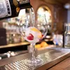 A gin and tonic is being prepared at a bar. Produktbild-Vorschau