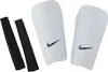 A pair of white Nike shin guards with black Nike swoosh logos and two black elastic straps are laid out on a white background. Anteprima dell’immagine prodotto
