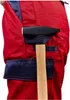 A close-up view of a hammer resting on the pocket of red work pants with blue accents. Produktbild-Vorschau