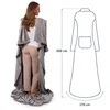 A woman is wrapped in a gray blanket with sleeves, standing on a white background. A diagram of the blanket with dimensions is shown to the right. Anteprima dell’immagine prodotto