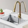 A gold kitchen faucet is shown above a stainless steel sink, with a red circular arrow indicating 360-degree rotation. Podgląd zdjęcia produktu
