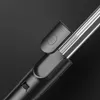 A close-up shot of the remote control and extension pole of a selfie stick. Voir les images du produit