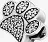 A close-up view of a Pandora sparkling paw print and heart charm. Anteprima dell’immagine prodotto