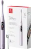 A product shot of an Oclean electric toothbrush and its packaging. Voir les images du produit