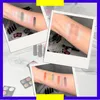 Lidschatten-Swatches des ZMILE Schminkkoffers mit schimmernden und matten Farben von Gold über Blau bis Anthrazit. Anteprima dell’immagine prodotto