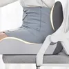 Weißes und graues ergonomisches Lordosestützkissen auf einem Bürostuhl, das sein konturiertes Design hervorhebt Náhľad obrázku produktu