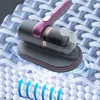 A handheld mattress cleaner is shown on a textured surface, with stylized arrows indicating airflow and cleaning action. Produktbild-Vorschau