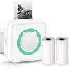 Weißer quadratischer tragbarer Fotodrucker mit hellgrünem Akzent, der ein Schwarz-Weiß-Foto einer Katze mit einem Schmetterling auf der Nase druckt, neben zwei Rollen weißem Thermopapier Náhled obrázku produktu