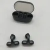 A charging case and two earbuds are shown on a light gray surface. Voir les images du produit