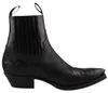 Das Bild zeigt einen schwarzen Stiefel der seitlich präsentiert wird. Der Stiefel hat eine glatte Oberfläche und eine schlichte Form. Produktbild-Vorschau