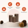 Three brown LED candles of varying heights are displayed on a white pedestal, surrounded by pinecones. Above the candles, there are four circular icons with text, highlighting product features. Anteprima dell’immagine prodotto