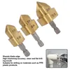 Three gold-colored drill bits with silver shanks are arranged diagonally on a white background. Text describing the product's features is located at the bottom left. A small inset image shows a white pipe fitting being drilled. Voir les images du produit