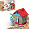 A sand house play set with building tools and sand. Voir les images du produit