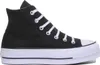 A studio shot of a black Converse Chuck Taylor All Star high-top sneaker with a white platform sole and white laces. Voir les images du produit