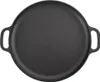 A top-down view of a black cast iron pan with two handles. Voir les images du produit