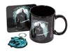 A black mug, a square coaster, and a keychain are displayed together on a white background. All items feature artwork from The Witcher, including a depiction of Geralt of Rivia and the Wolf School medallion. Voir les images du produit