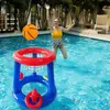 Blauer und roter aufblasbarer Pool-Basketballkorb mit einem orangefarbenen aufblasbaren Basketball, der in einem Schwimmbecken schwimmt, eine Frau springt im Hintergrund Náhled obrázku produktu