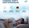 A couple sleeping in bed, with marketing text and icons above them. Produktbild-Vorschau