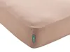 A close-up view of a taupe-colored fitted sheet, showing the corner with a small green tag. Produktbild-Vorschau