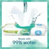 A pack of Pampers Harmonie Aqua baby wipes with water splashing on them. Produktbild-Vorschau