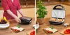 A split image showing a person preparing ingredients for a sandwich maker on the left, and the sandwich maker with cooked sandwiches on the right. Podgląd zdjęcia produktu
