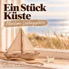 Maritime Wohnszene in Weiß mit Muscheln und Treibholz im Regal Produktbild-Vorschau
