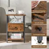 KOMFOTTEU noční stolek s nabíjecí stanicí, odkládací stolek Náhled obrázku produktu 2
