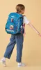 A child wearing a backpack and jeans, posing against a plain background. Anteprima dell’immagine prodotto