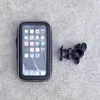 A smartphone case and a handlebar mount are placed on a concrete surface. Voir les images du produit