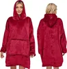 A woman wearing a red hoodie blanket, shown from the front and back. Produktbild-Vorschau