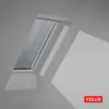 A VELUX skylight with a sunshade installed, casting shadows on the interior wall. Voir les images du produit