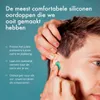 A person is inserting a green earplug into their ear, with text describing the product's features. Voir les images du produit