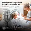 A mother and daughter are doing laundry together, with the daughter looking into a washing machine. Produktbild-Vorschau