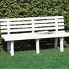 A white plastic garden bench sits on a green lawn in front of a dense green hedge. Anteprima dell’immagine prodotto