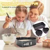 A mother and daughter are baking together, with baking pans displayed in a circular inset. Produktbild-Vorschau