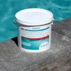 A white bucket of pool chemicals sits on a stone ledge next to a swimming pool. Produktbild-Vorschau