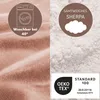 A split image showing the texture of a pink blanket on the left and a fluffy white sherpa material on the right, with marketing text and logos. Produktbild-Vorschau