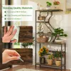 A multi-level shelf unit displaying various decorative items and plants, with inset images demonstrating material quality. Voir les images du produit