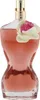 Roséfarbener Parfumflakon von Jean Paul Gaultier in Frauenkörperform mit weiß-rosa Blume am Hals, goldener Zerstäuber. Anteprima dell’immagine prodotto