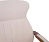 A close-up view of the top part of a cream-colored office chair with wooden armrests. Anteprima dell’immagine prodotto