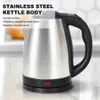 A stainless steel electric kettle is shown on a countertop with text overlay describing its features. Produktbild-Vorschau