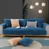 Blauer gesteppter Plüsch-Sofabezug auf einem grauen Sofa, mit beigen und grauen Kissen, in einem modernen Wohnzimmer Náhľad obrázku produktu