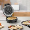A heart-shaped waffle maker with freshly made waffles on a countertop. Anteprima dell’immagine prodotto