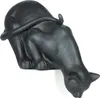 A dark gray sculpture of a cat is shown from a side angle, with its head lowered as if sniffing something. Anteprima dell’immagine prodotto