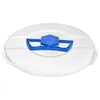 A white round cake pan with a blue handle and lid. Voir les images du produit