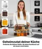 Set aus quadratischen Glas-Gewürzgläsern mit Bambusdeckeln auf einer Küchentheke, von einer Frau gehalten Anteprima dell’immagine prodotto